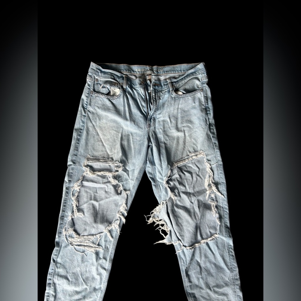 ✨American Eagle Light Wash Ripped Knee Jeans✨